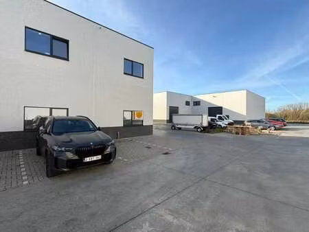 recent magazijn met kantoorruimte – uitstekende ligging