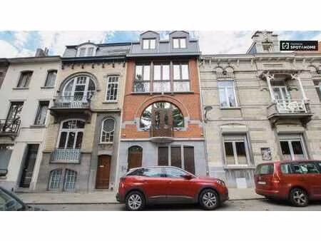 appartement élégant d'une chambre avec balcon