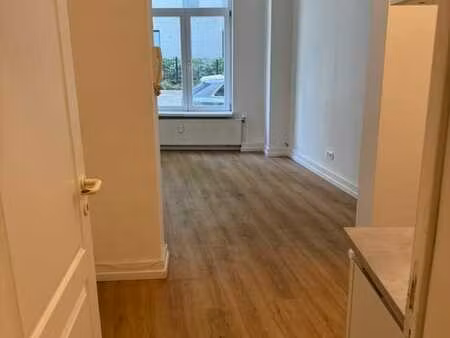 lumineux studio entre avenue louise et saint-boniface