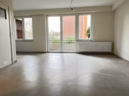 grand studio +/- 45m² + terr. entièrement rénové 2024