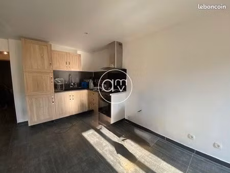 studio 1 pièce 28 m²