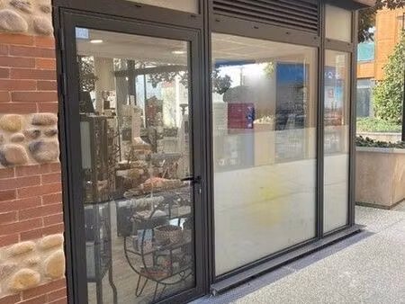 genas très beau local à louer de 35 m2