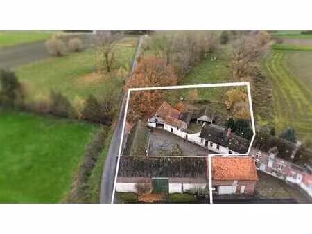 ferme à rénover avec dépendances et terrain de 2.547m2