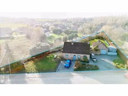 maison énergétique avec jardin et grand garage