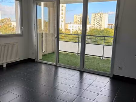 t2 refait à neuf aux portes de lyon avec double garage et terrasse