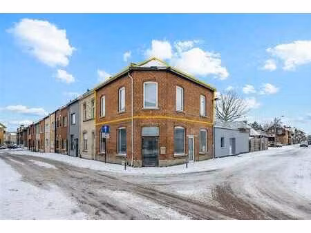 ruim appartement met 3 slaapkamers  groot terras en autostaa