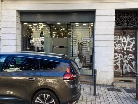 local commercial 700 m² marseille