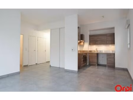 location appartement  m² t-3 à lyon 8  916 €
