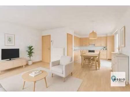 buitenkans in de schaduw van landegemkerk  ruim  lichtrij...