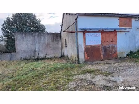 bâtiment à usage de garage avec 1 étage