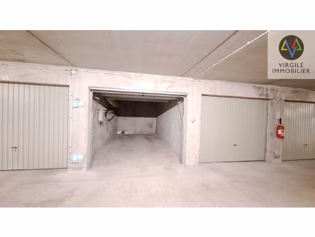 opportunité à métabief : garage avec porte motorisée et empl