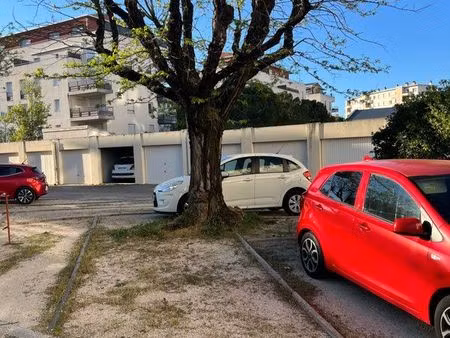 place de parking privée - ombragée - sécurisée - avenue victor hugo / maurice faure