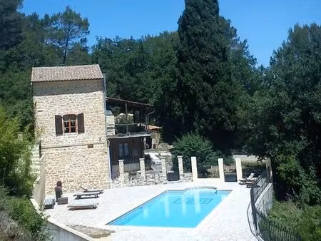 provence : maison au milieu des bois