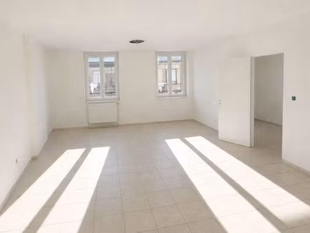 à louer – t3 rénové de 95 m² – centre-ville le chambon-feugerolles (place jean jaurès)