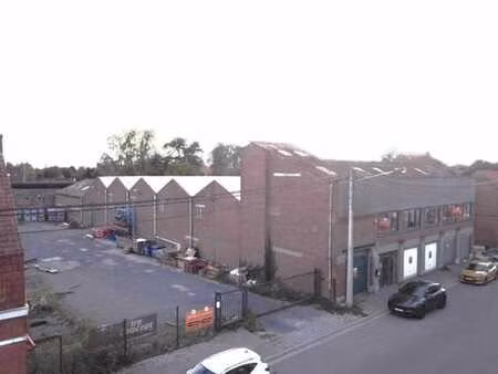 grand entrepôt de 2000m²  bureaux et grande cour de 1000m2!