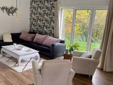 maison dans un joli cadre verdoyant