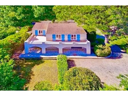 belle maison dans domaine avec 5 chambres  piscinable