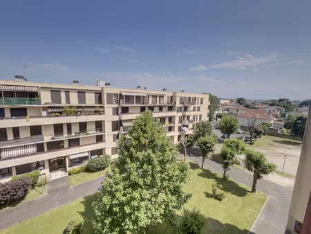appartement lumineux avec balcon sur parc  dans résidence sé