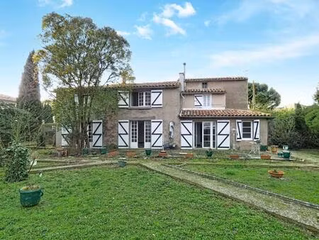 belle propriétée à rénover avec dépendances sur terrain constructible de 2970m²