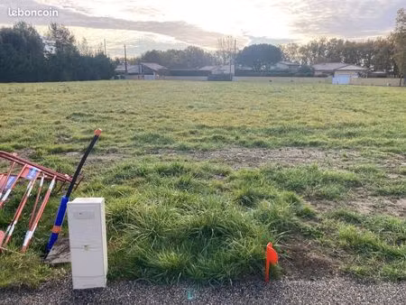 terrain plat viabilisé au calme hors abf emprise au sol 147m² 5mn de grenade