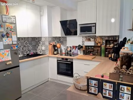 t2 48 m² à louer – résidence récente – vue montagne – bourg