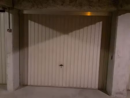 garage 20 m2 fermé et sécurisé en sous sol