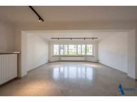 spacieux appartement de 2 chambres à coucher. calme et ce...