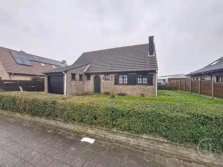 alleenstaande woning met garage en tuin in westende
