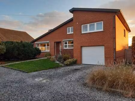 villa dans quartier résidentiel - chant des oiseaux gozée