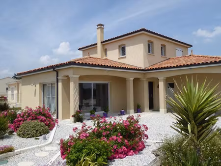 location meublée maison 5 pièces 123 m² à meschers-sur-gironde (17132)  1 540 €