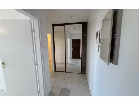 location appartement  86 m² t-4 à montigny-le-bretonneux  1 690 €