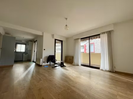 t3 avec terrasse et balcon