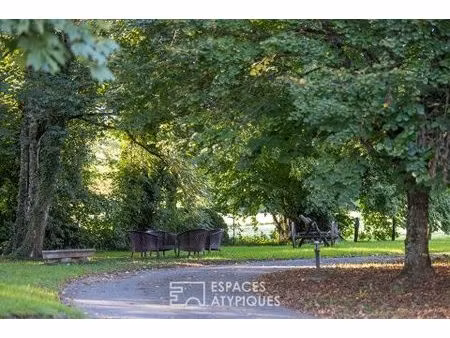 propriété en pierre dans son parc arboré