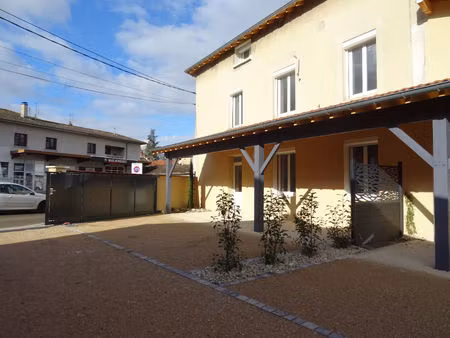 t2 rénové dans petite résidence centre ville bourg-en-bresse