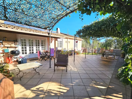 villa 234m²   plain-pied avec piscine  vue dégagée   cadre campagne à cuers