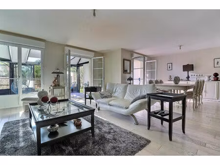 appartement avec jardin 4 pièce(s) 132 m2 carrez+ véranda de 19m² + deux places de parking