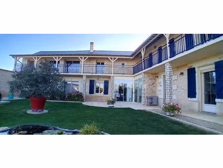 maison en pierre avec vue dégagée sur la campagne