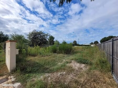 terrain 325 m² ares