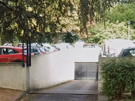 garage sécurisé 12 m² en sous-sol – accès protégé