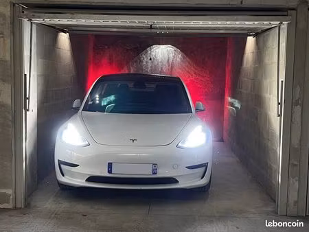 grand garage / box sécurisé et éclairé larg. 2.86m (14m²) à louer proche de la gare rer / 