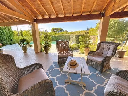 villa traditionnelle avec vue dominante 2 000 m² de terrain avec piscine