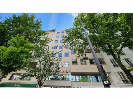 au pied de la place d'italie  bureaux rénovés à louer