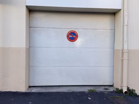 garage avec porte électrique