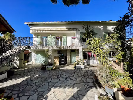 maison en 2 appartements  terrasse et terrain piscinable au