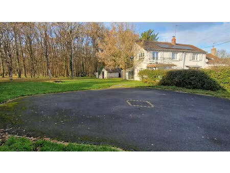 bel environnement boisé pour cette maison familiale