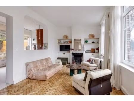 maison élégamment rénovée avec terrasse et jardin