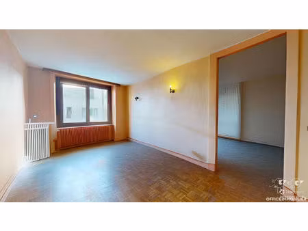 hyper centre ville de pontarlier  3 pièces à rénover