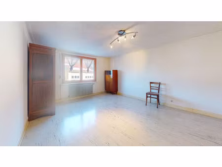 hyper centre ville de pontarlier  40m2 à rénové plus 73 m2 de comble aménageable