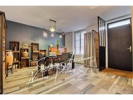 maison en pierres  3 chambres  grenier aménageable avec cour  dépendance et cave