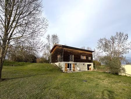 grande maison en bois avec vue imprenable